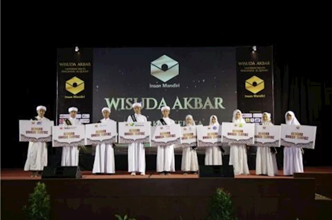 Wisudawan Terbaik Dapat Hadiah Ibadah Umroh Gratis