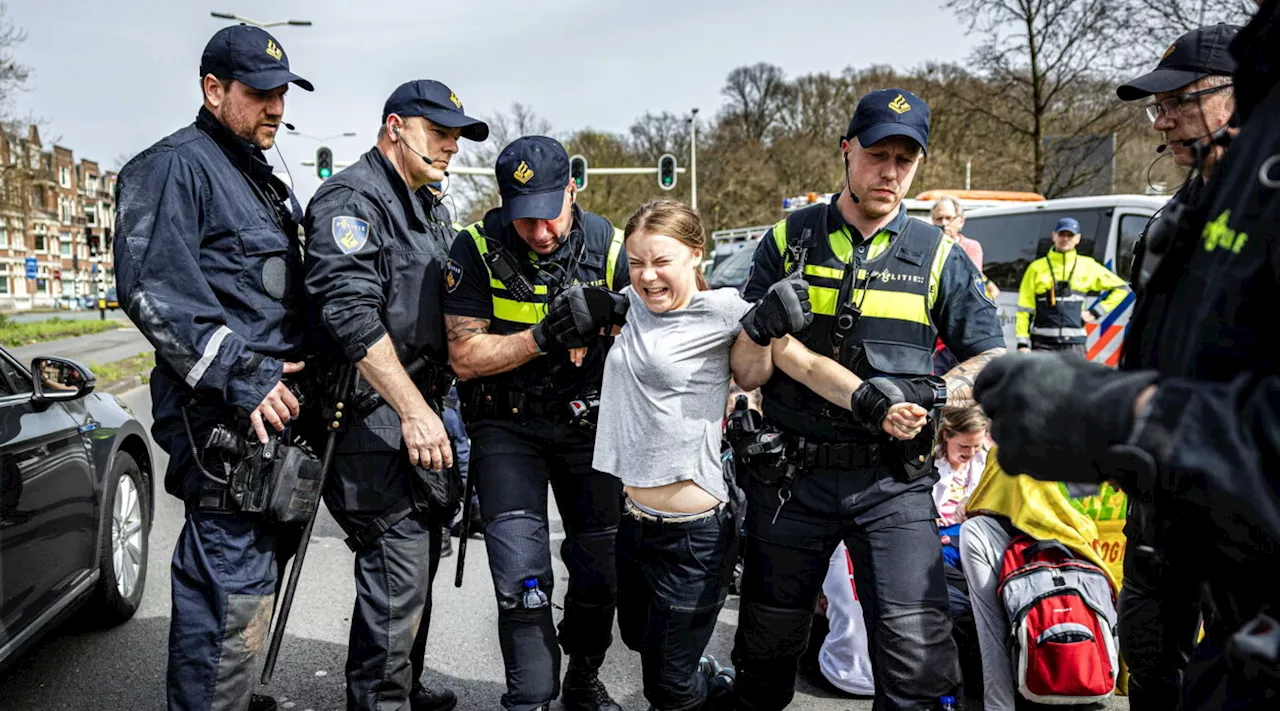 Greta Thunberg fermata durante una protesta ambientalista all'Aja