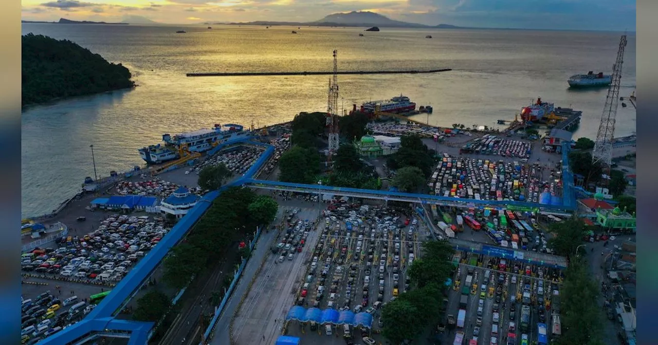 FOTO: Membeludaknya Pemudik di Pelabuhan Merak Banten, Tiket Penyeberangan hingga H-2 Lebaran Ludes