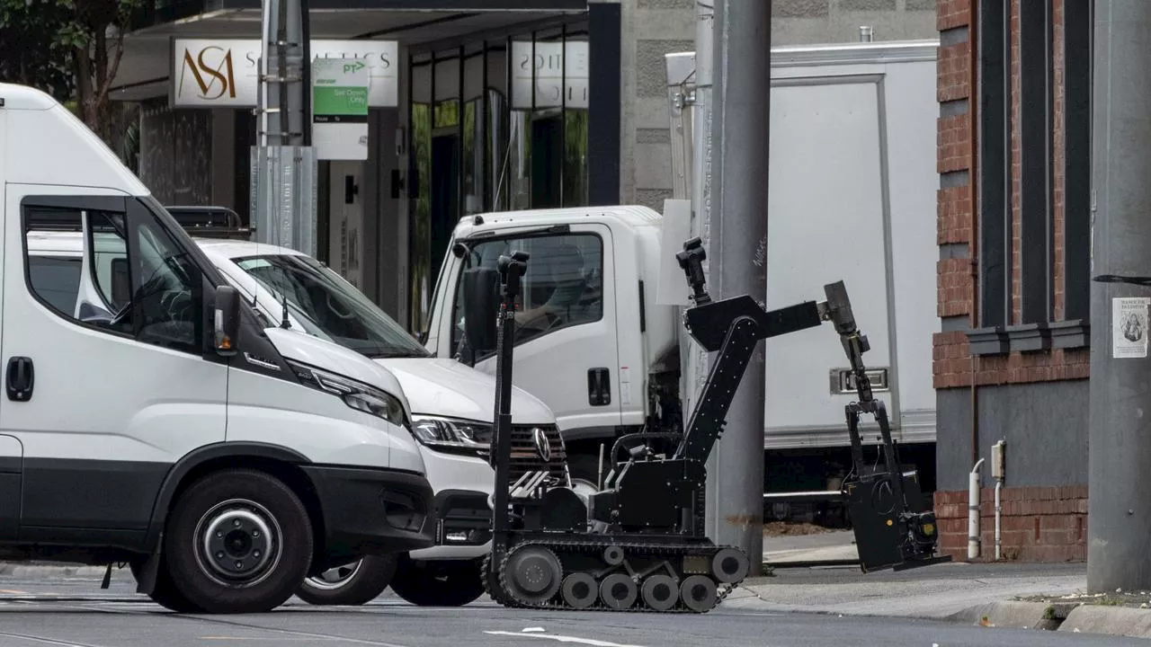 Streets closed amid Melbourne bomb threat