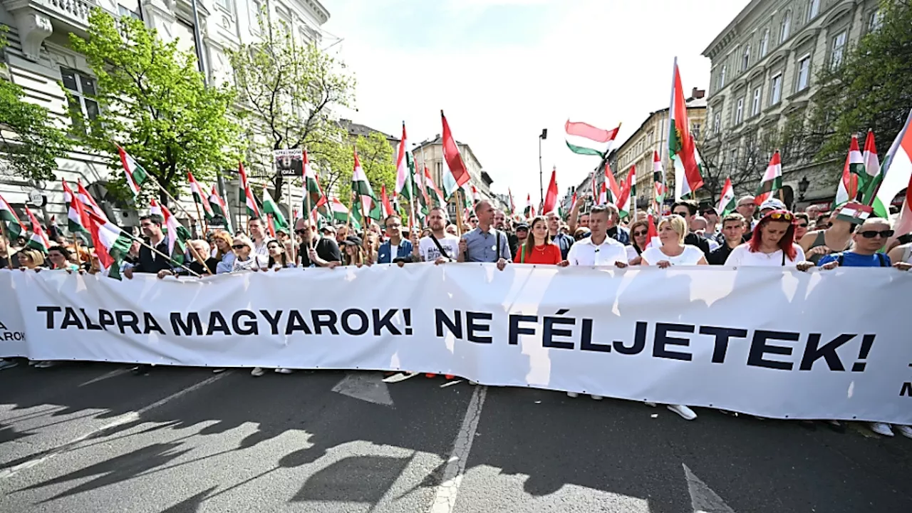 Hunderttausende demonstrieren gegen Ungarns Premier Orban