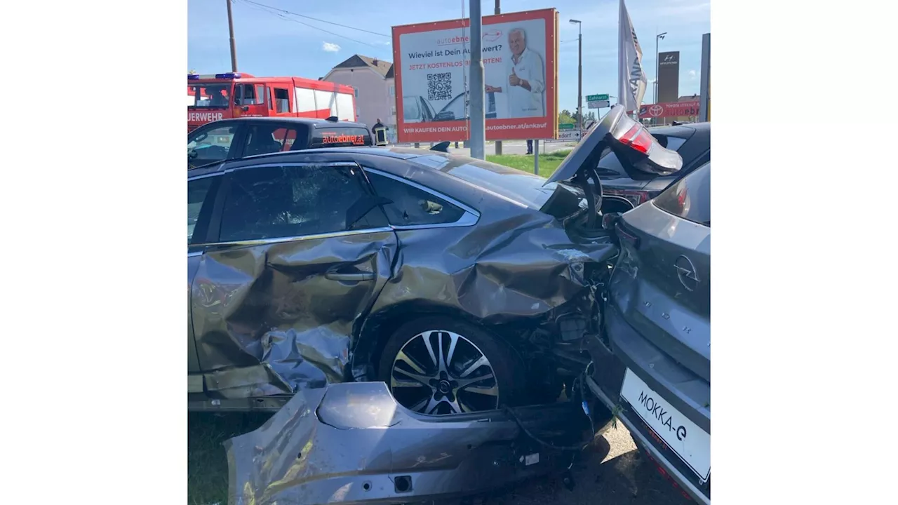 Lenker krachte in Autohaus Ebner in Felixdorf: Acht Autos demoliert