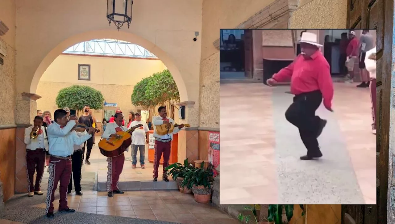 Candidato del Partido del Trabajo baila al son del mariachi en San Felipe