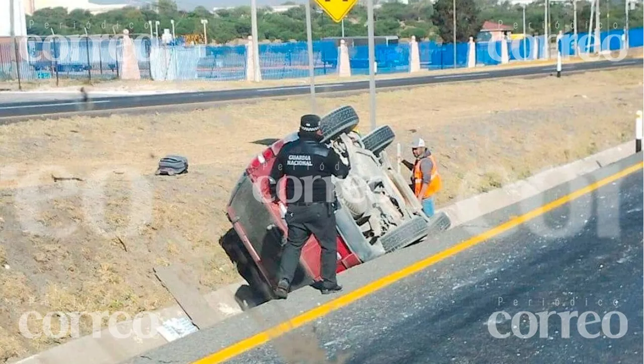 Vuelca camioneta sobre carretera federal a la altura de San José Iturbide; conductor sale herido