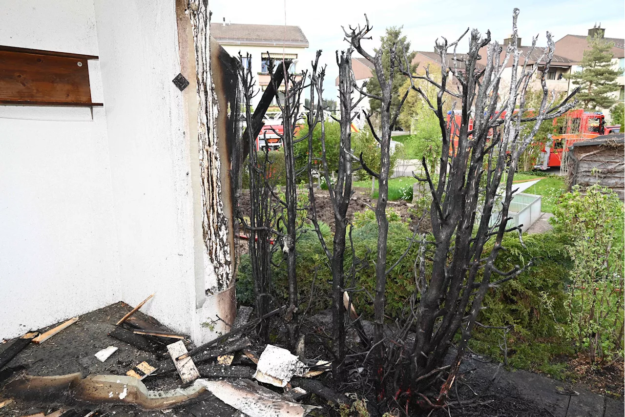 Gossau SG / Tulpenstrasse: Feuer greift von Hecke auf Haus über