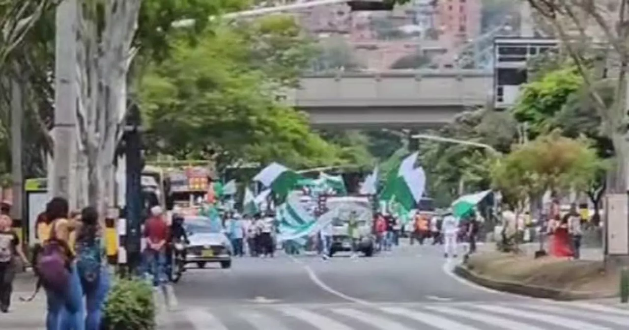 Bloqueos en el centro de Medellín por manifestantes que piden una Antioquia Federal