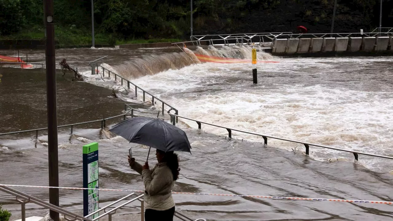 Rescues and 'major' flood warnings: NSW storms move south as rain eases in Sydney