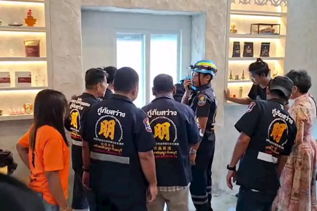 ทีมกู้ภัยระดมกำลังพังกระจกนิรภัย ช่วย3 ชีวิตติดอยู่ในลิฟท์