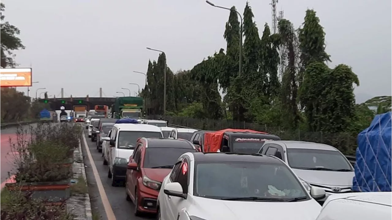 Tol Menuju Pelabuhan Merak Macet Parah, Pemudik Tertahan Berjam-jam