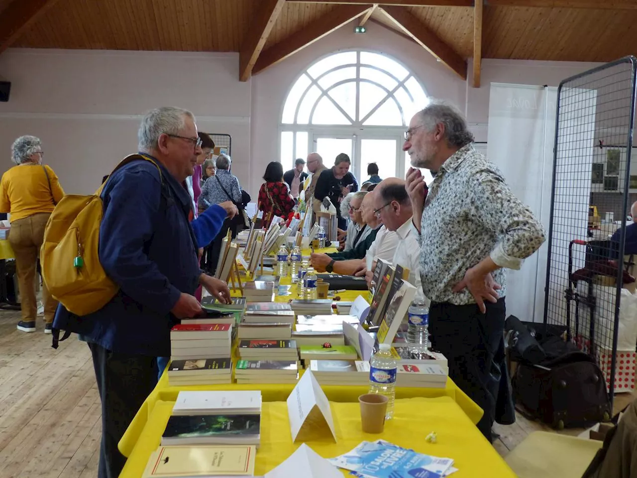 Le Salon du livre de Chaniers se poursuit avec la présence de Dominique Rocheteau