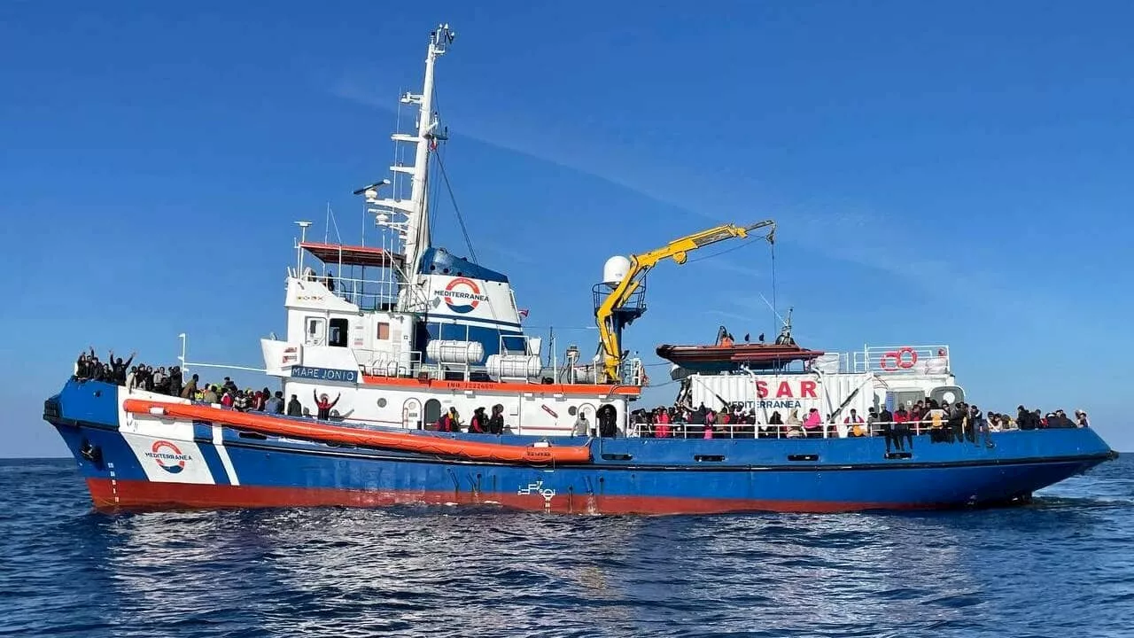 Fermo amministrativo e multa per la 'Mare Jonio': 'Istiga la fuga dei migranti dalla Libia'