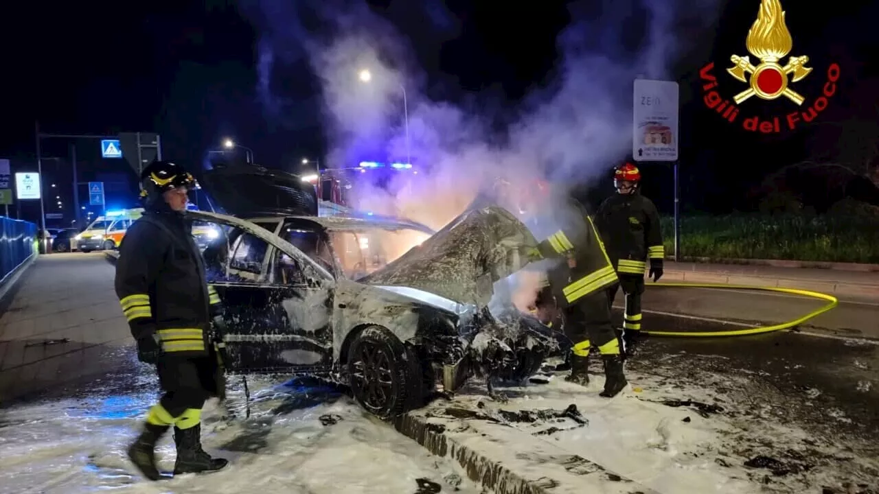 Schianto tremendo, l'auto prende fuoco: un morto e due feriti