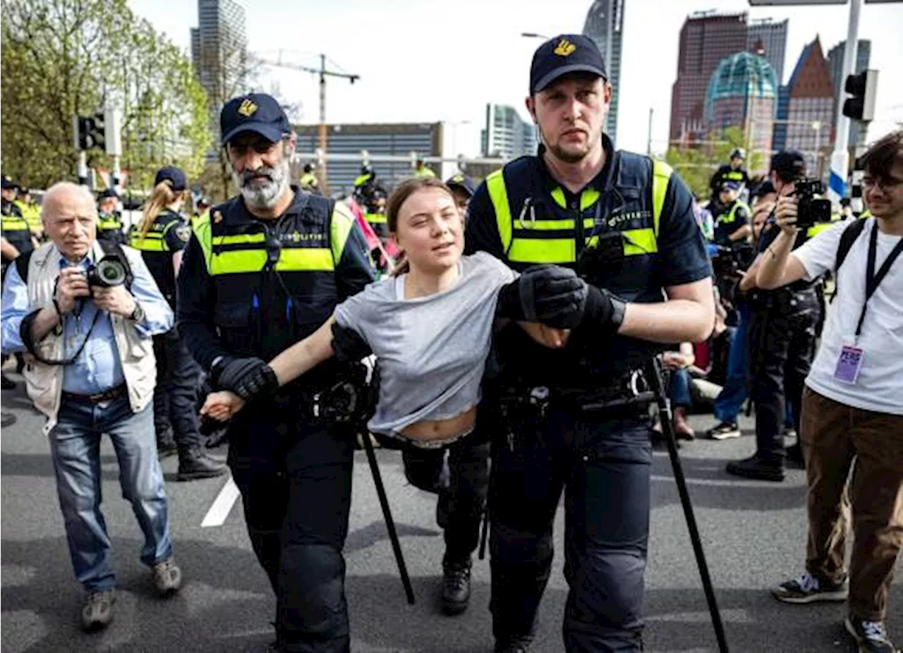Greta Thunberg arrestada en protesta contra las subvenciones a los combustibles fósiles en La Haya