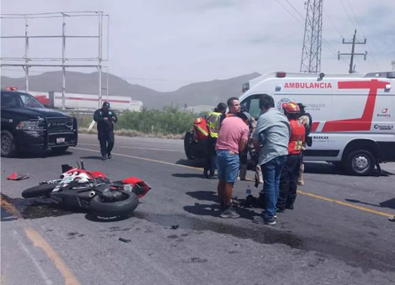 Motociclista colisiona contra camión y termina lesionado en la carretera Monterrey-Saltillo