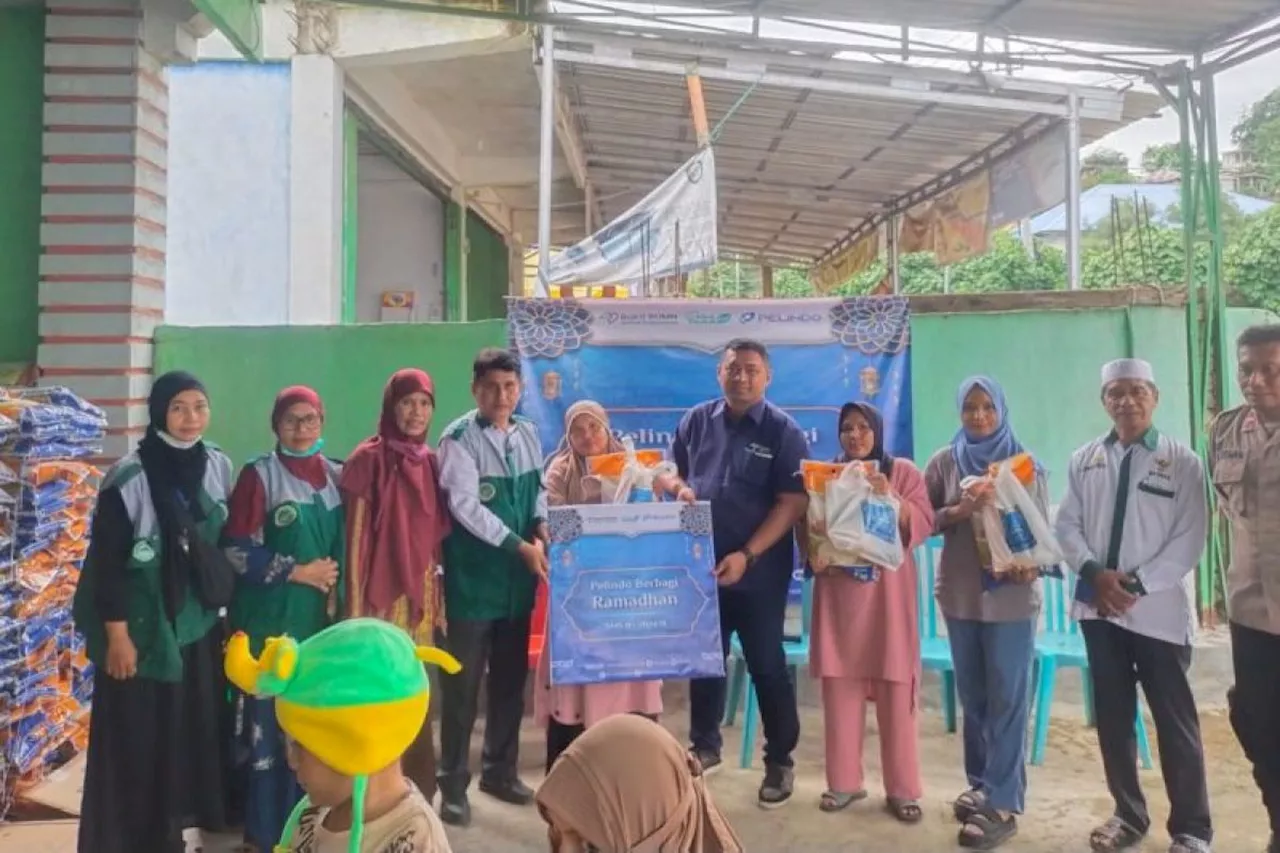 PT Pelindo Cabang Labuan Bajo Menyalurkan Ratusan Paket Sembako dan Takjil serta Santunan bagi Anak Yatim di Labuan Bajo