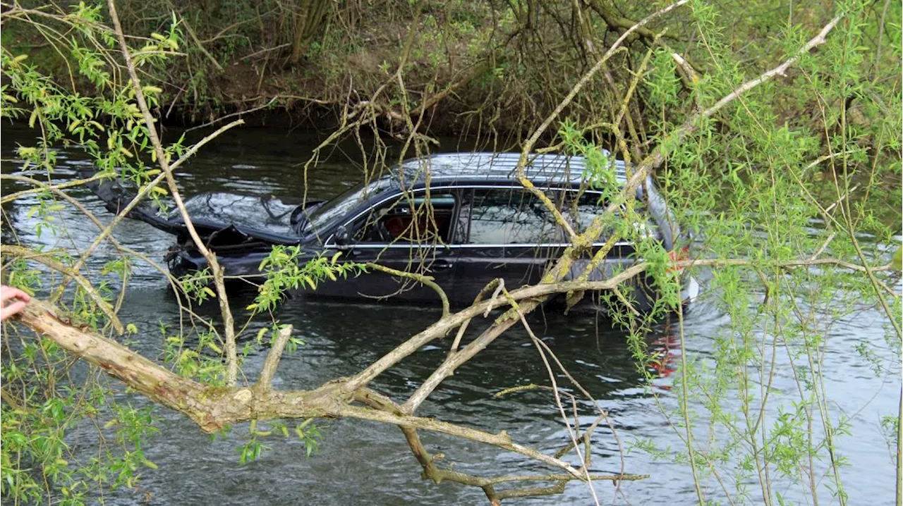 Auto stürzt in die Günz: Die beiden Insassen flüchten