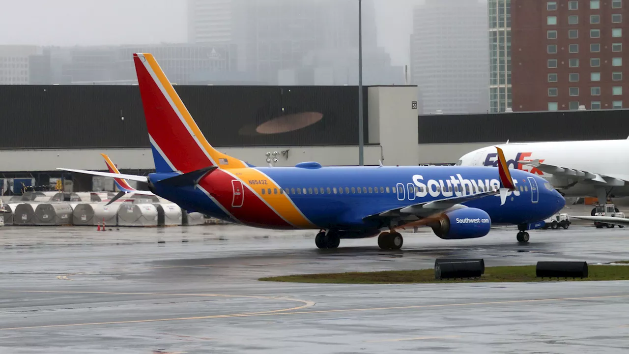 El vuelo de un Boeing 737-800 de Southwest procedente de Denver perdió la cubierta del motor, según la FAA