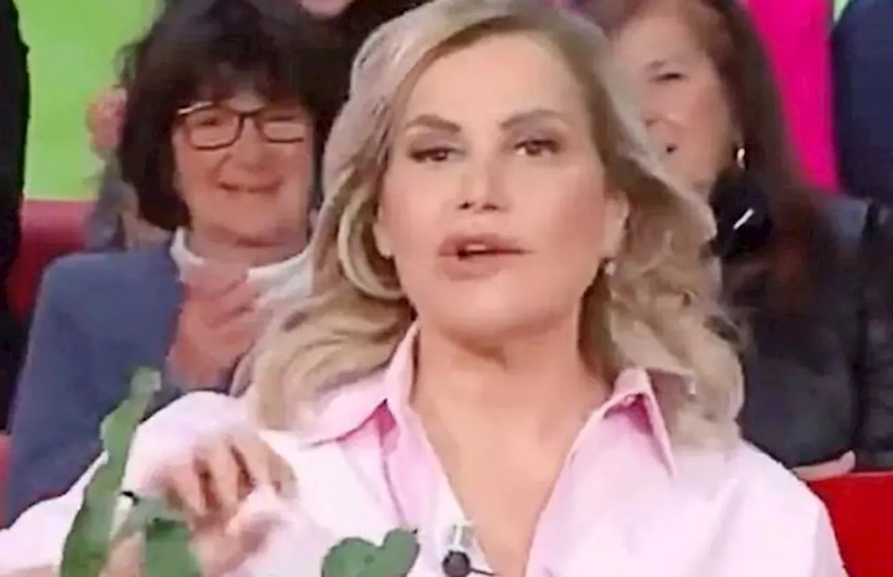 Cosa è successo a Simona Ventura: conduce «Citofonare Rai2» con metà viso bloccato