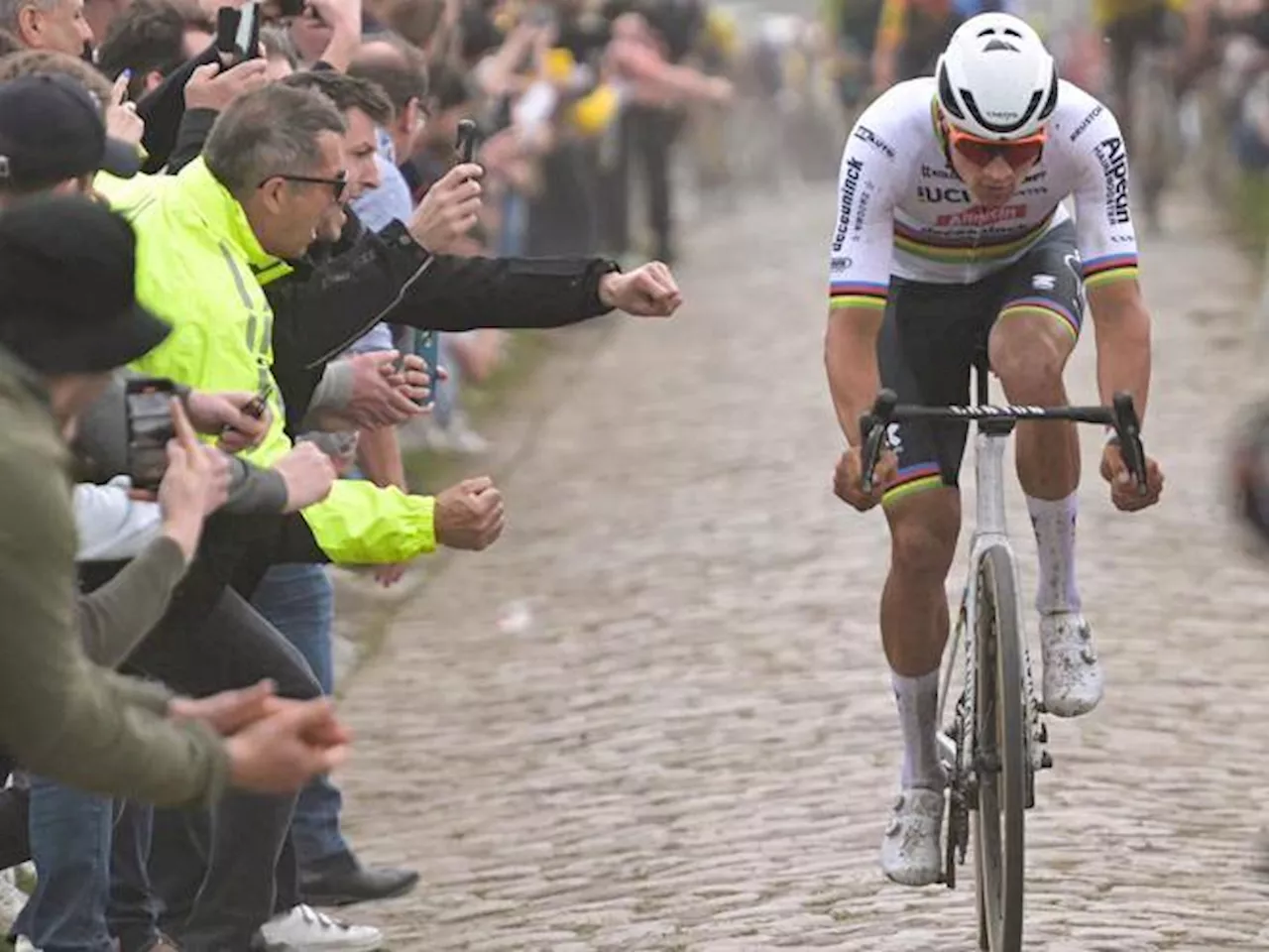 Mathieu van der Poel vince la Parigi-Roubaix 2024: secondo trionfo di fila, è nella storia