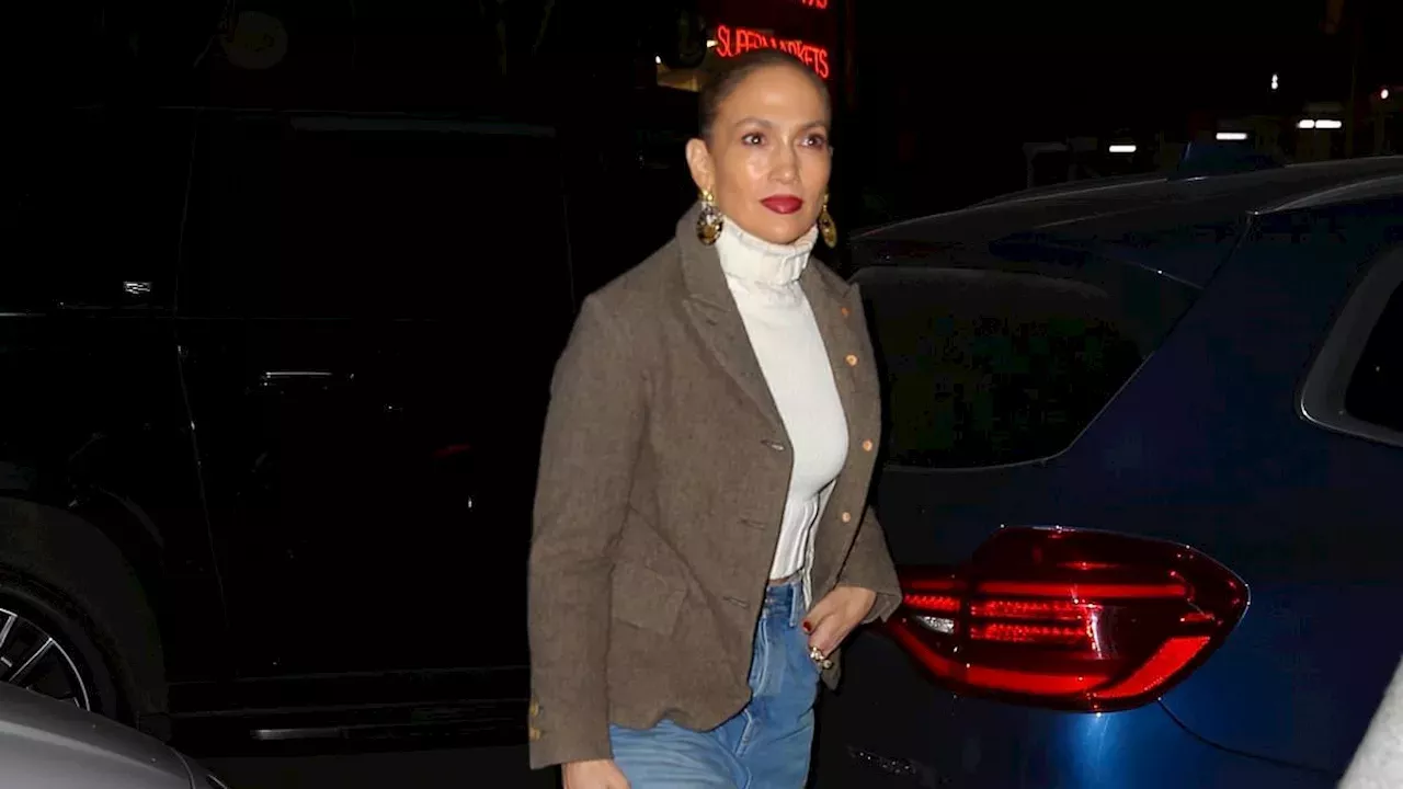 Tvshowbiz: Jennifer Lopez is a vision of style in cropped turtleneck ...