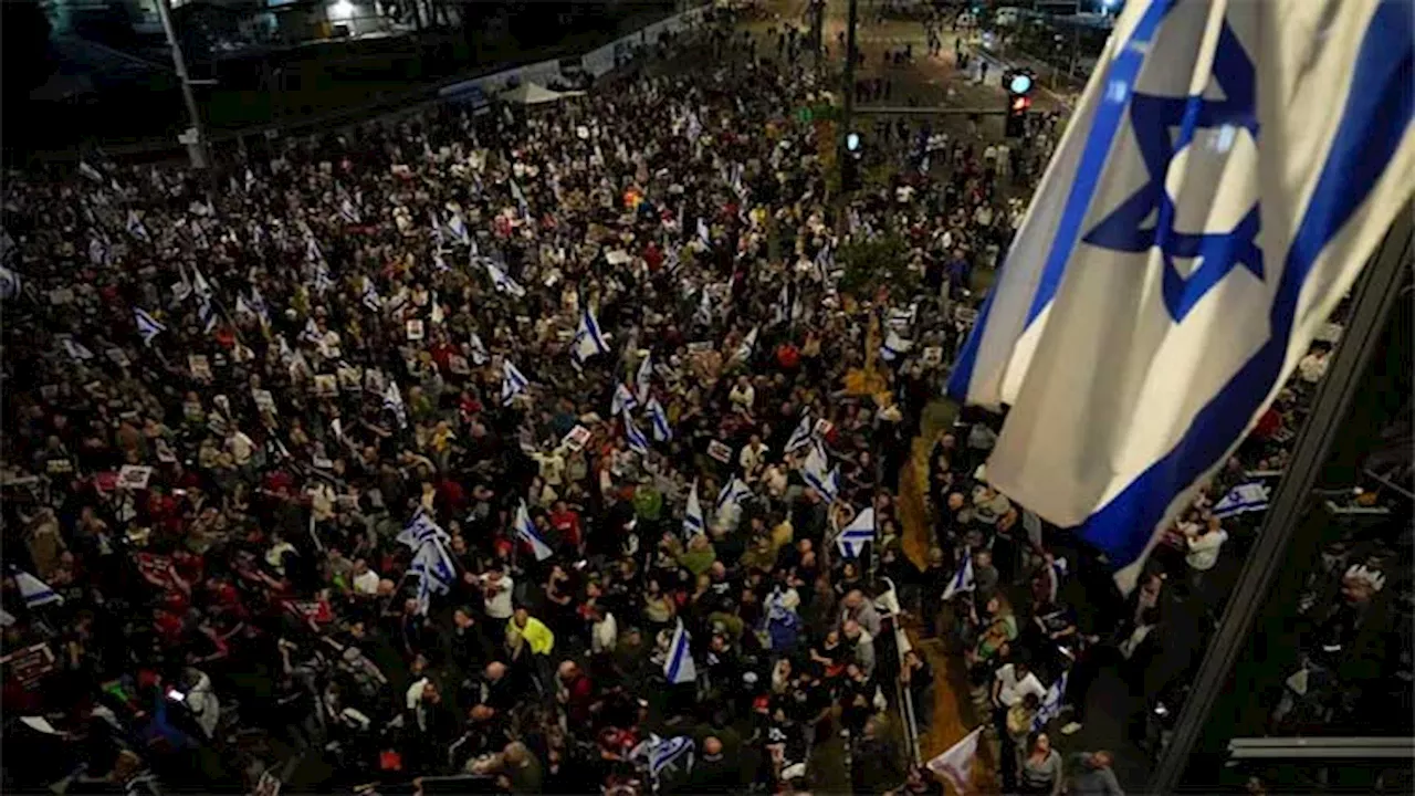 Thousands protest against Netanyahu, urging captive deal