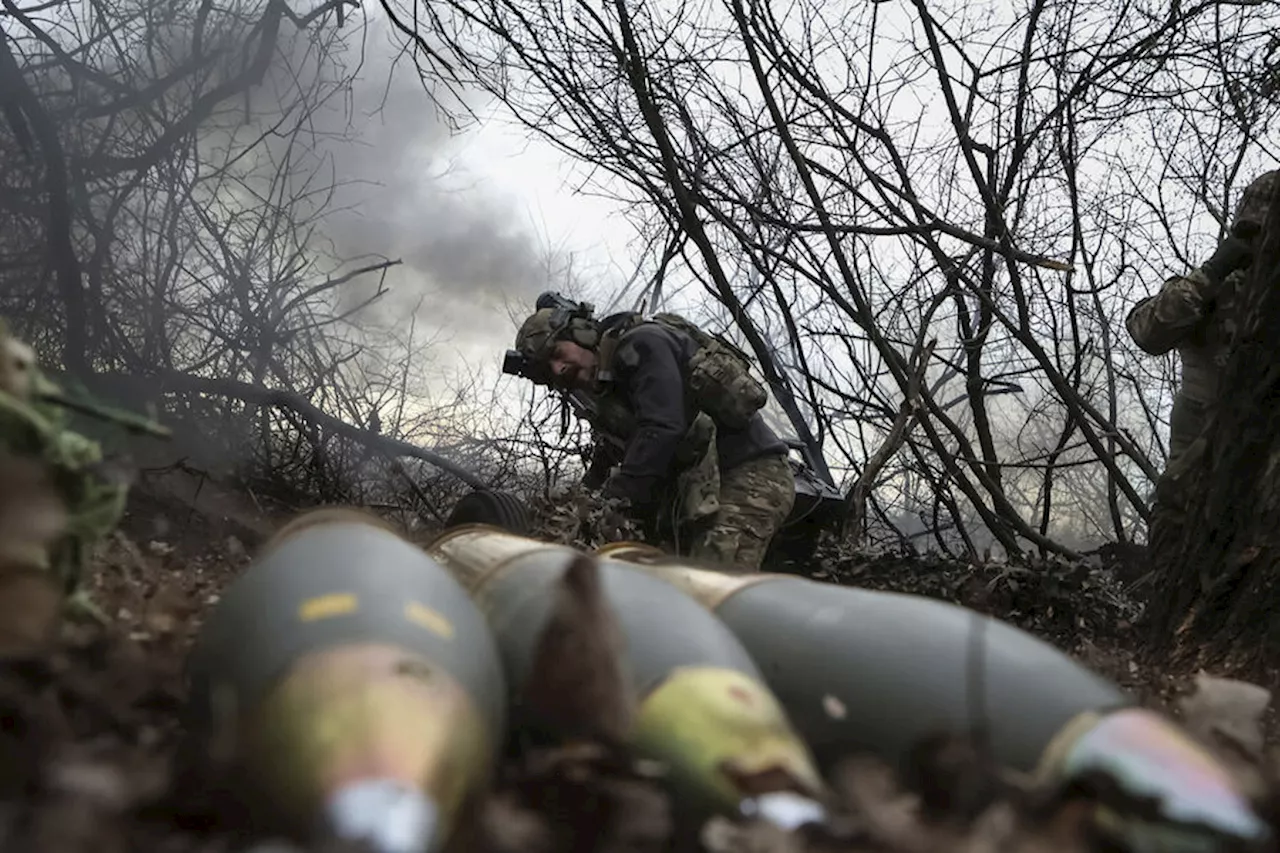 Украинским военным приходится искать боеприпасы в болотах