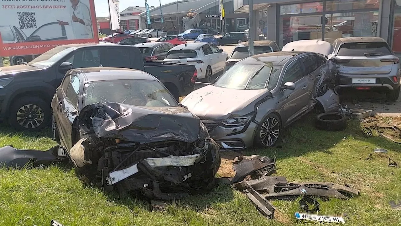 Crash auf Areal von Autohaus – sieben Pkw zerstört