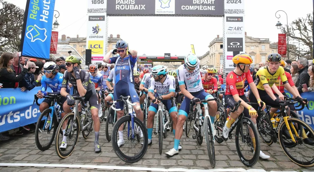 Parigi-Roubaix, maxi caduta: 20 corridori coinvolti, Viviani in ospedale e Milan costretto al ritiro