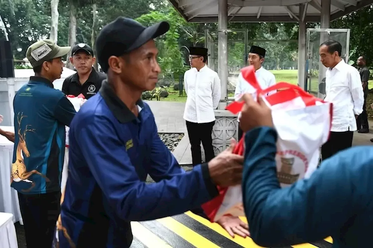 Presiden Jokowi Saksikan Penyerahan Sembako untuk Warga di Halaman Istana Bogor