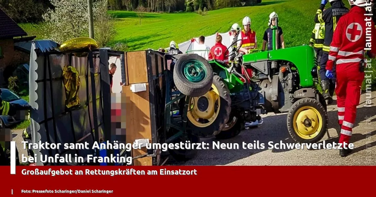 Traktor samt Anhänger umgestürzt: Neun teils Schwerverletzte bei Unfall in Franking