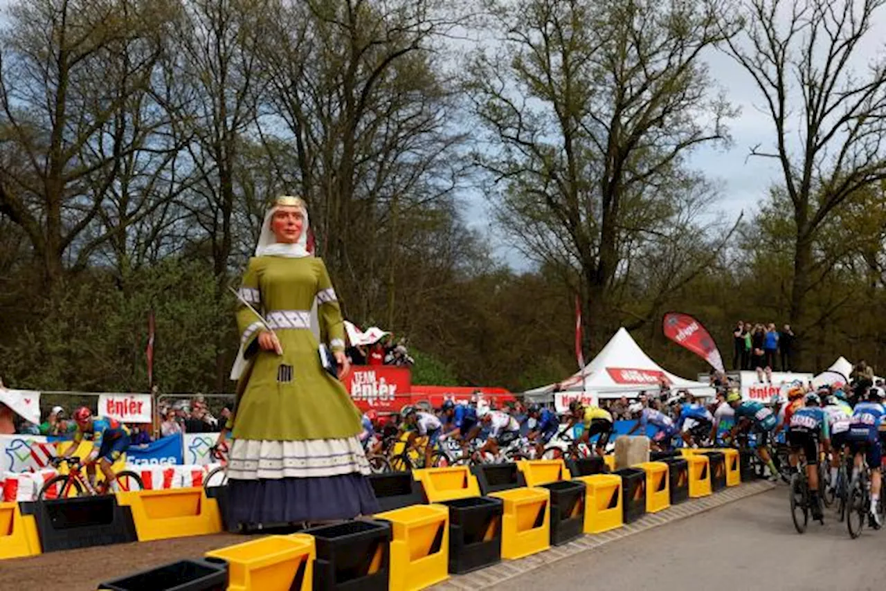 A la Trouée d'Arenberg, une chicane sans accroc pour les coureurs de Paris-Roubaix