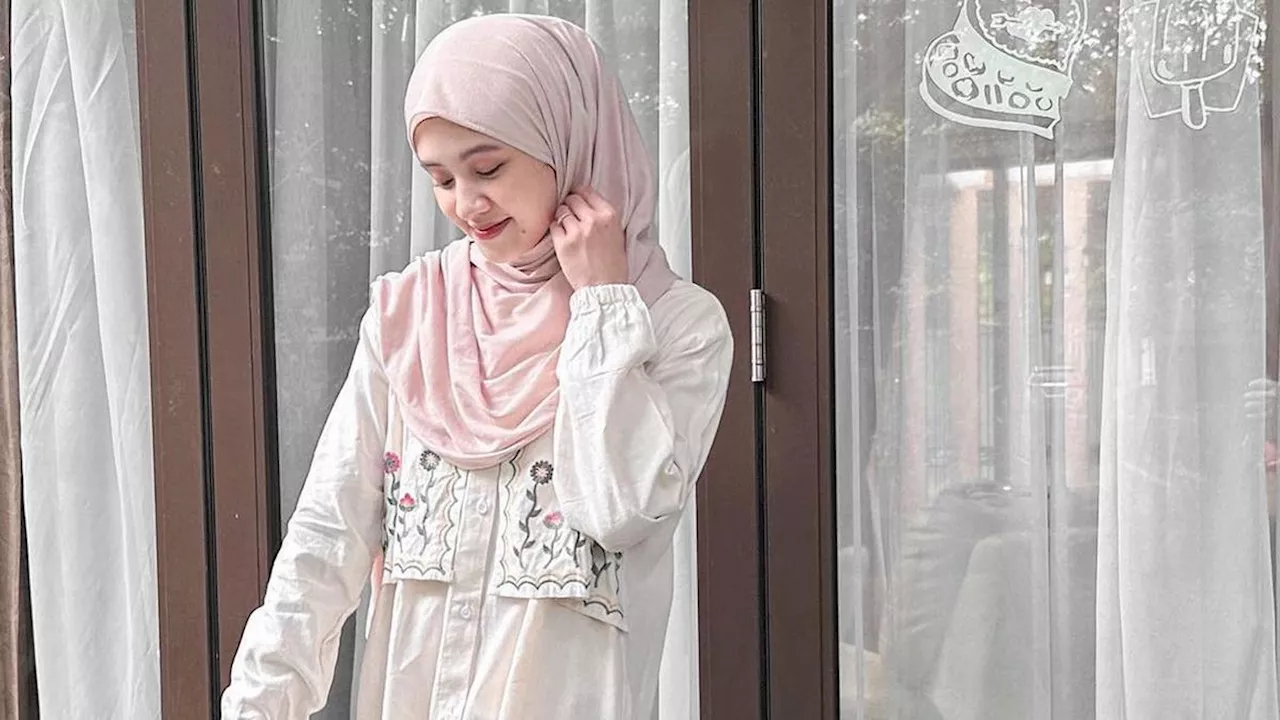 6 Gaya Hijab Selebgram Adinda Amira, Inspirasi Busana Pastel yang Lembut