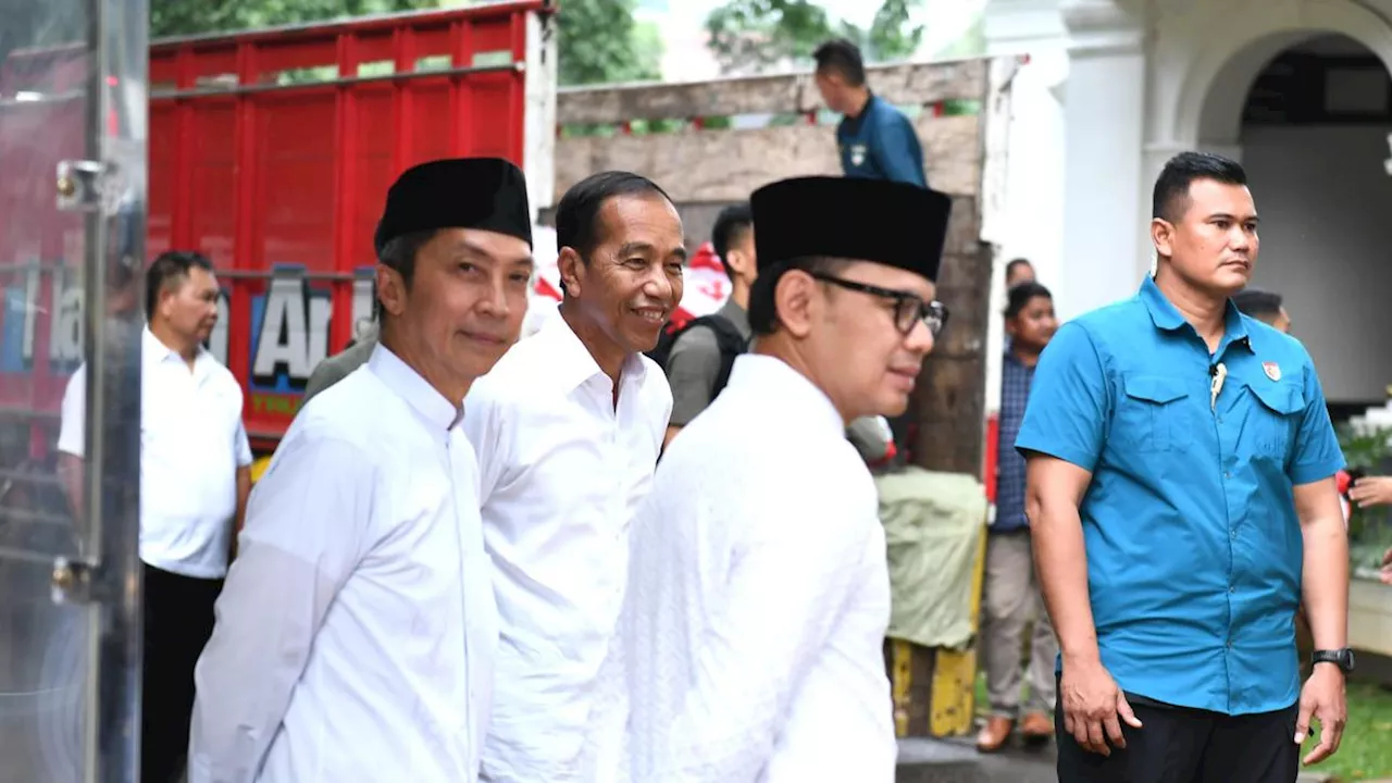 Jokowi Bagikan Sembako Jelang Lebaran di Istana Bogor, Warga: Senang Banget