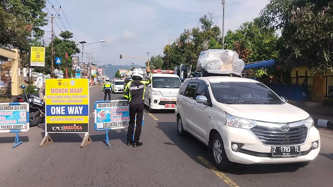 Kendaraan Mengular, Polres Garut Mulai Terapkan One Way di Jalur Limbangan-Malangbong