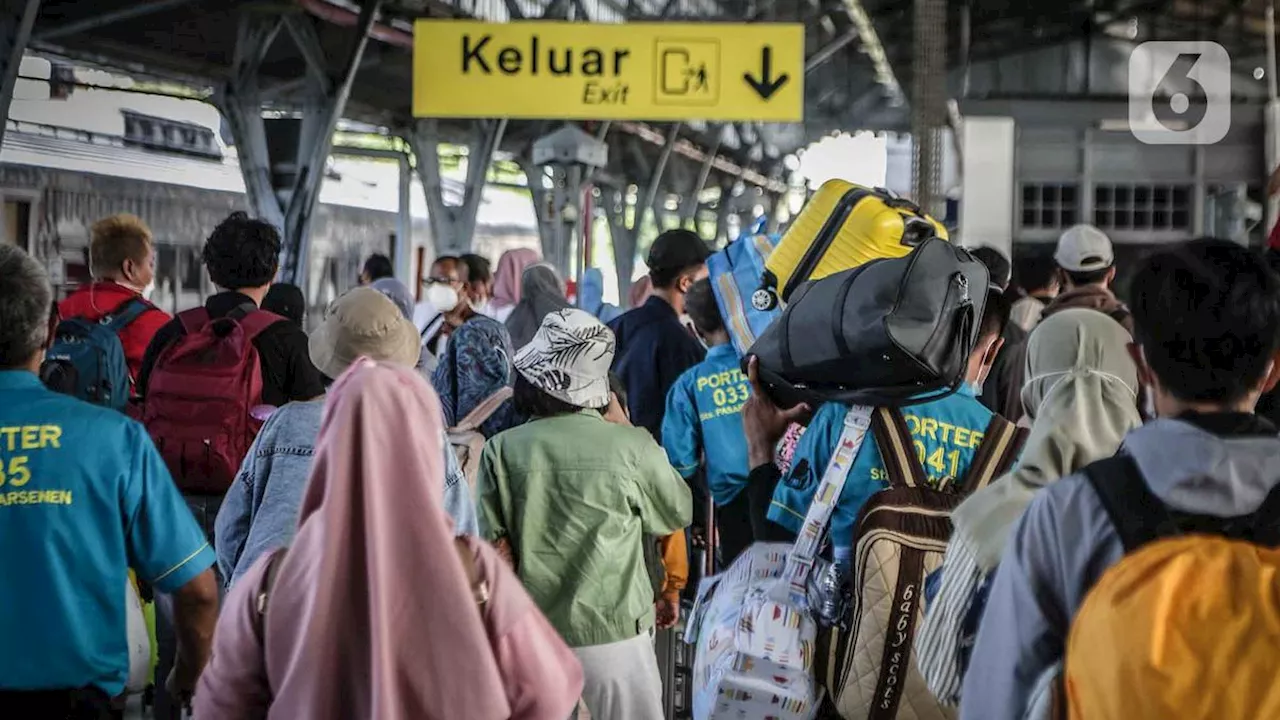 Mudik 2024 Dimulai, Kenaikan Jumlah Penumpang di Stasiun Kereta Api