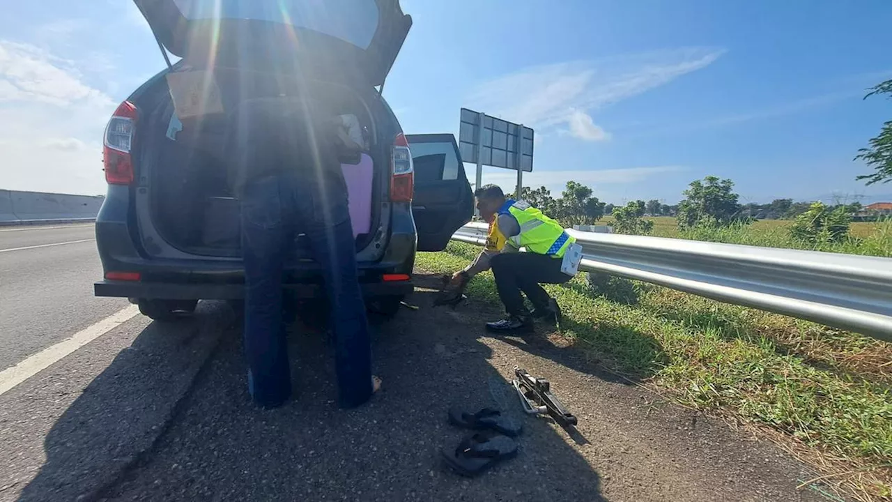 Pecah Ban Pemudik di Tol Pemalang-Batang, Polisi Bantu Ganti Ban