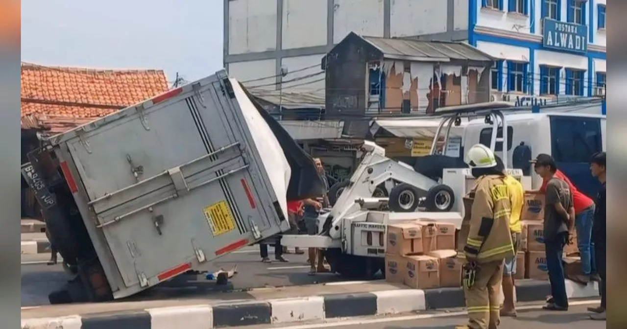 Kelebihan Muatan, Truk Boks Terguling di Jalan Layang Pulogebang