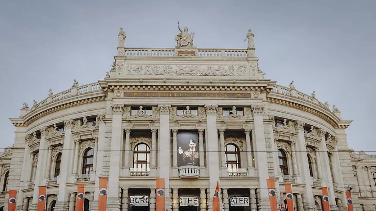 Naziflaggen mit Hundekopf am Wiener Burgtheater enthüllt