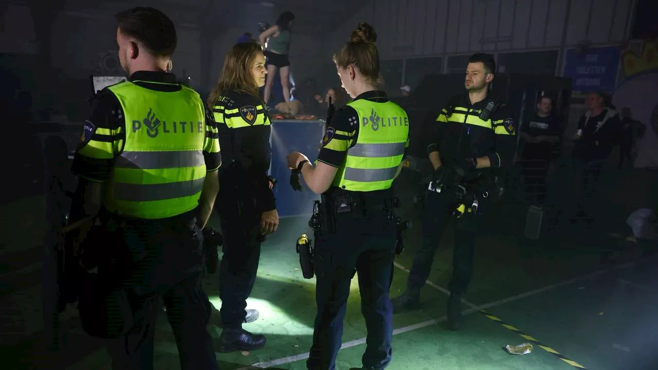 Agent gewond bij stoppen groot illegaal feest, bezoekers bekogelen politie