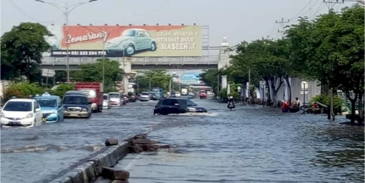 Pemudik Motor Nekat Terjang Banjir di Jalur Pantura