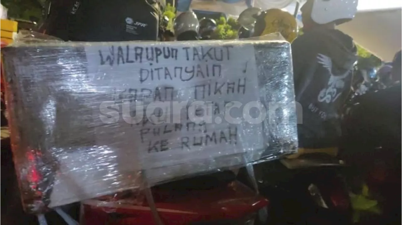 Peserta Mudik Lebaran 2024 Pasang Pesan Motivasi di Belakang Kendaraan