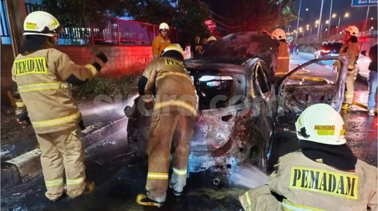 Polisi Usut Kasus Mobil Terbakar Diduga Terkena Petasan Remaja Konvoi di Kembangan Jakbar