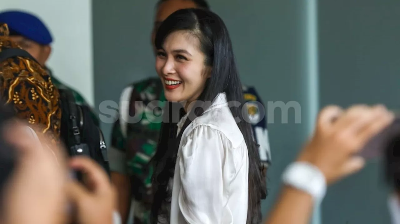 Sandra Dewi Masih Senyum Santai Saat Diperiksa Atas Kasus Korupsi Suaminya, OC Kaligis Bilang Begini