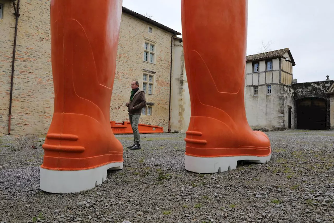 Bottes de 3 mètres, règle et banc immenses... : l’exposition XXL « Mesures et démesure » se dévoile à l’abbaye d’Arthous dans les Landes