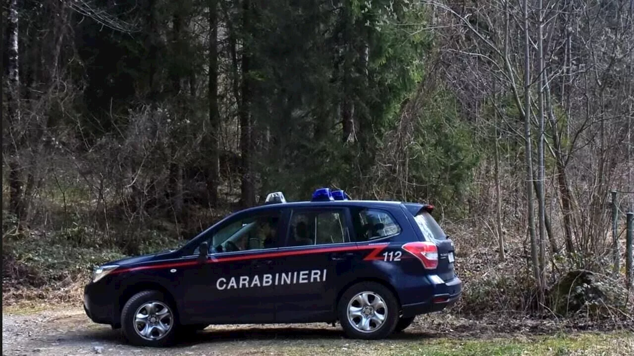 Donna trovata morta in una cappella diroccata: è caccia a un furgone rosso