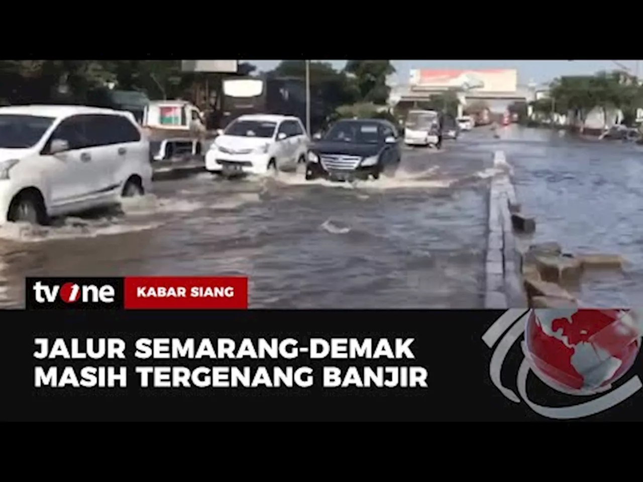 Pemudik Trabas Banjir di Jalan Pantura Semarang Demak dengan Jalan Kaki