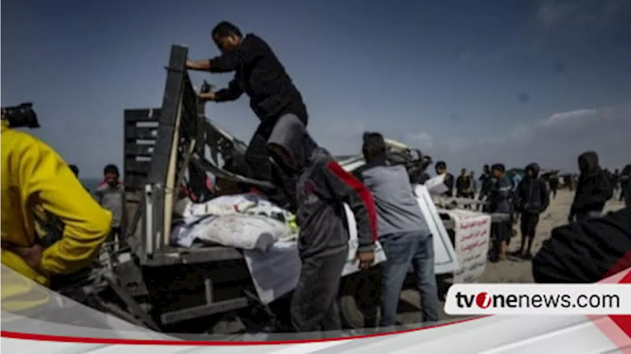 Trucks Deliver Humanitarian Aid to Gaza