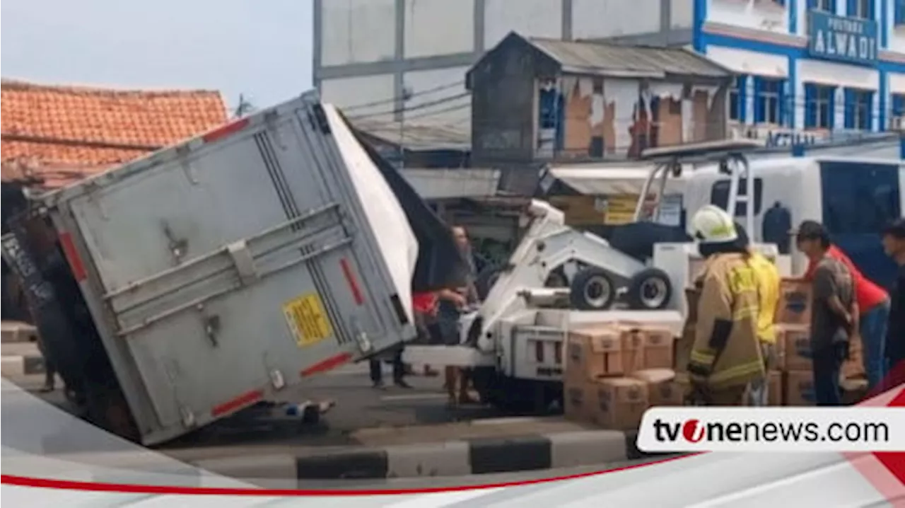 Truk Muatan Air Mineral Terguling di Jalan Layang Pulogebang Jakarta Timur, Ini Penyebabnya