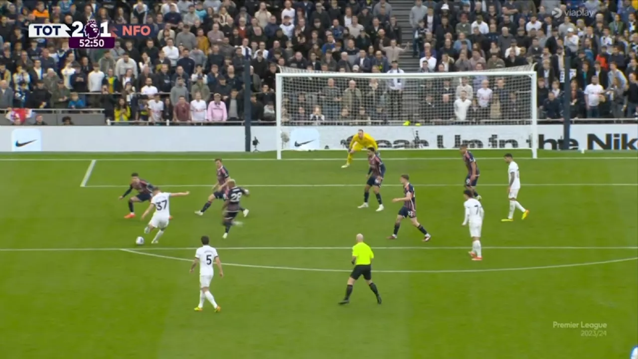 Micky van de Ven maakt met vernietigende kanonskogel de 2-1 voor Tottenham