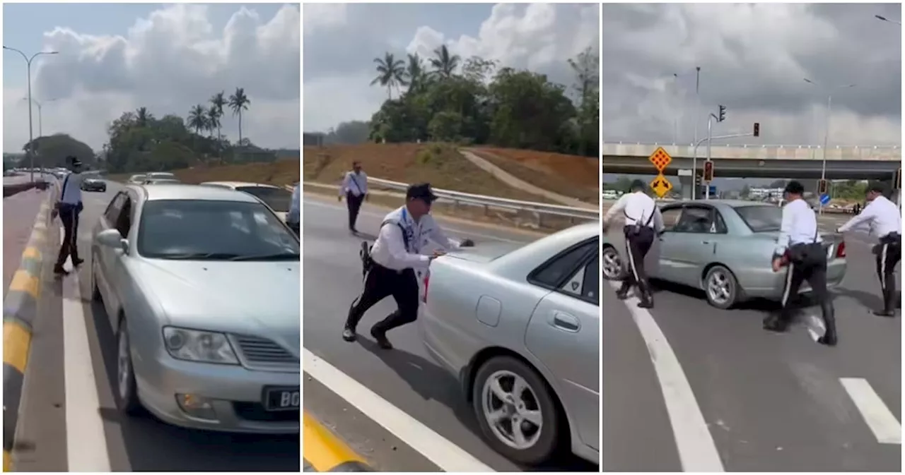 Elderly Couple Receives Help from Traffic Police Officers When Car Breaks Down